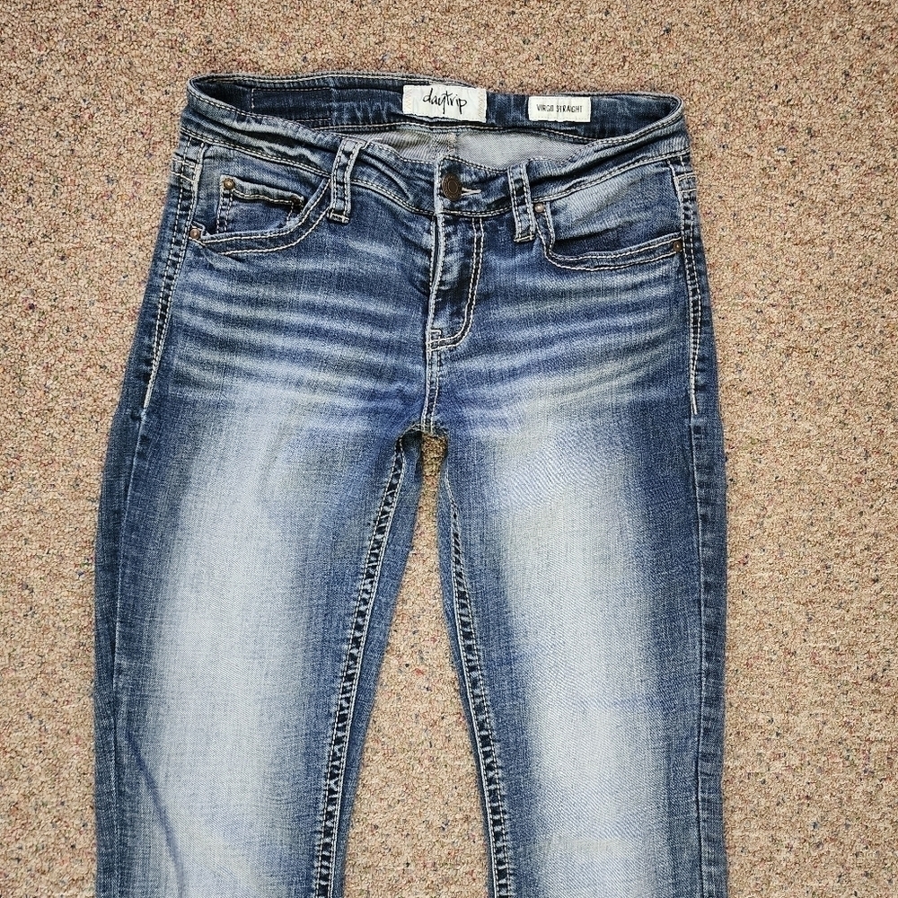 Daytrip Virgo Straight Dark Wash Jeans Size 26R Mid Rise Stretch Fit - Picture 2 of 8